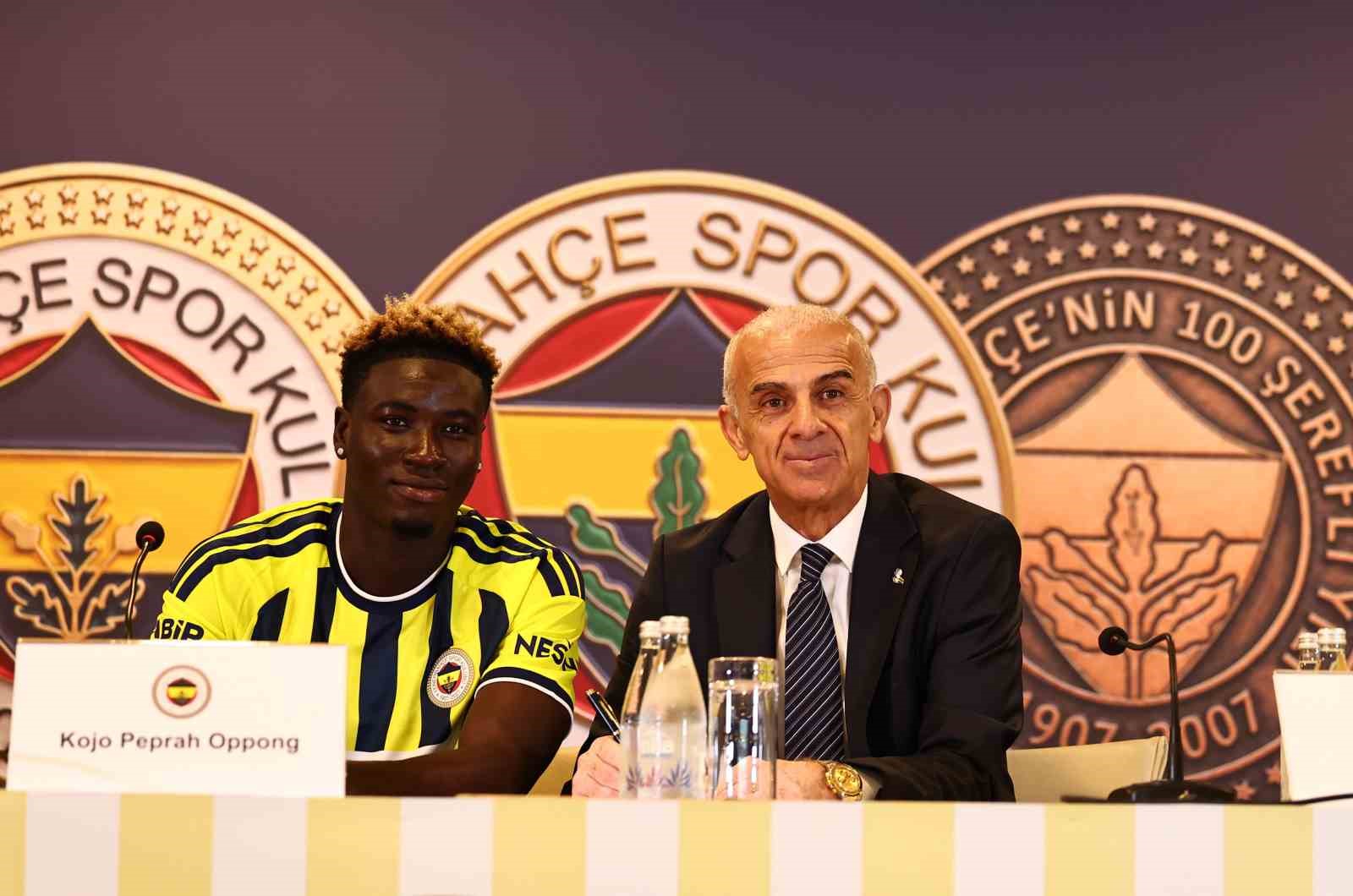 FENERBAHÇE, KOJO PEPRAH OPPONG İÇİN İMZA TÖRENİ DÜZENLEDİ