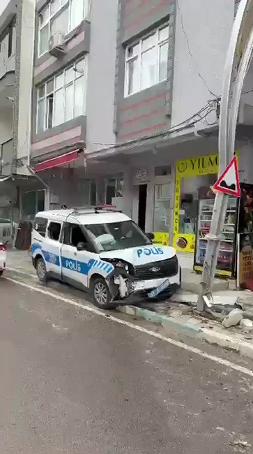 YAŞLI KADINI DARP EDİP POLİSE KAZA YAPTIRDI