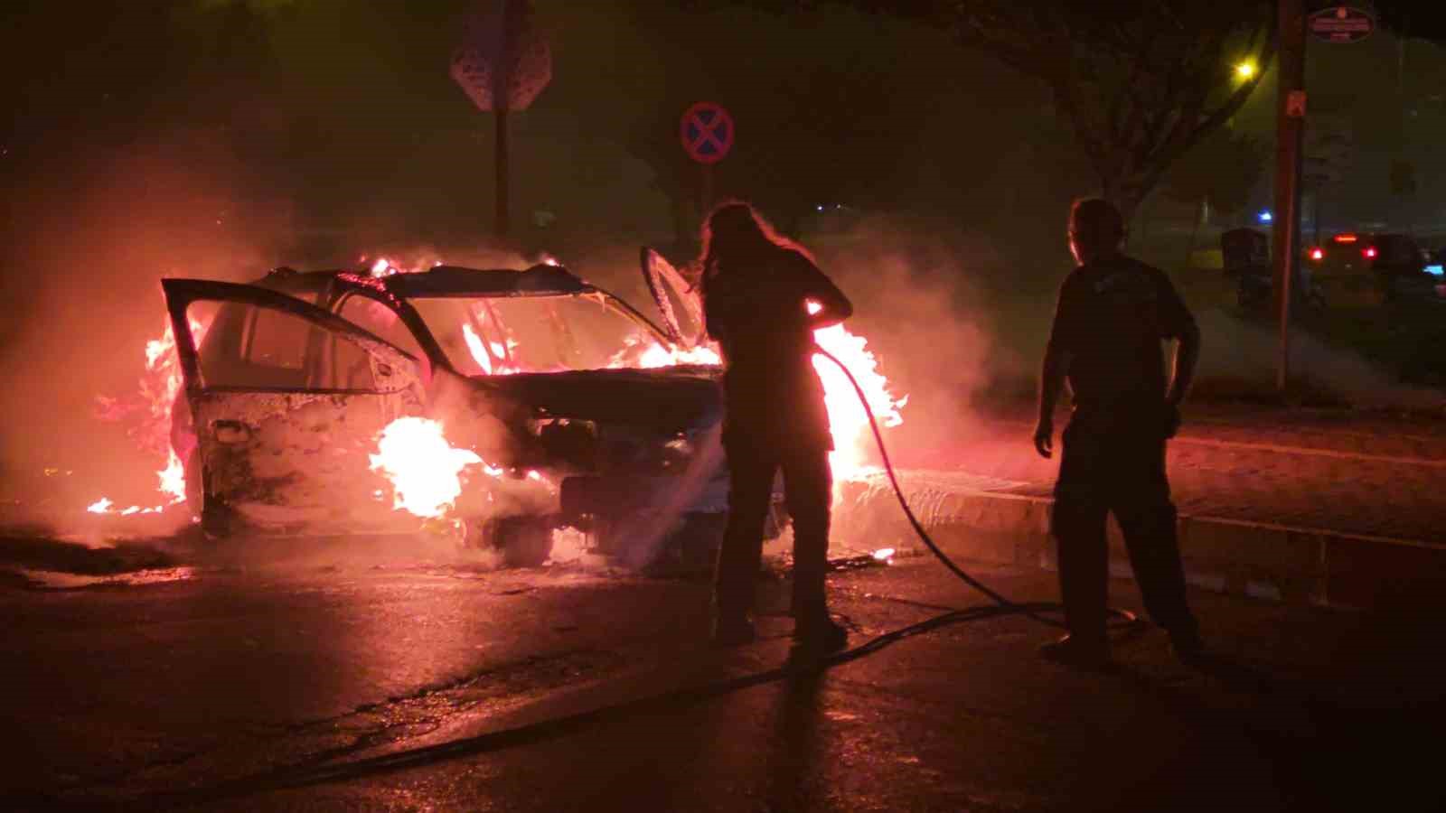 ALEV TOPUNA DÖNEN OTOMOBİLE İLK MÜDAHALE KADIN İTFAİYECİDEN