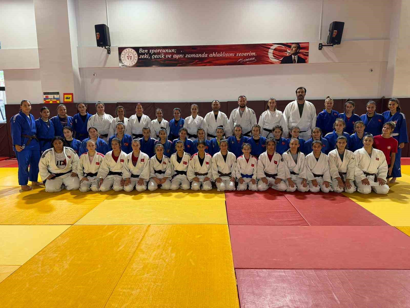 YILDIZ KADIN JUDO MİLLİ TAKIMI, SALİHLİ’DE GÜÇ TOPLUYOR