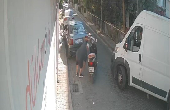NOTER ÇIKIŞI DÜŞÜRÜLEN 100 BİN LİRAYI BÖYLE ALIP KAÇTI