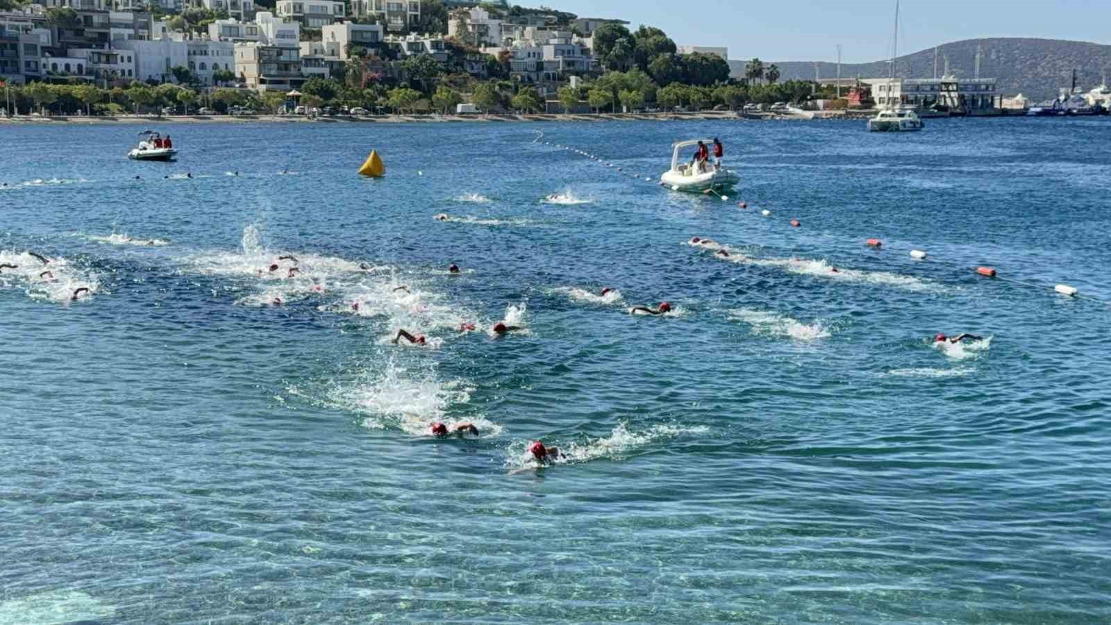 BODRUM’DA SAĞLIK İÇİN KULAÇ ATTILAR: "SAĞLIĞA KULAÇ AT" İKİNCİ KEZ DENİZDE
