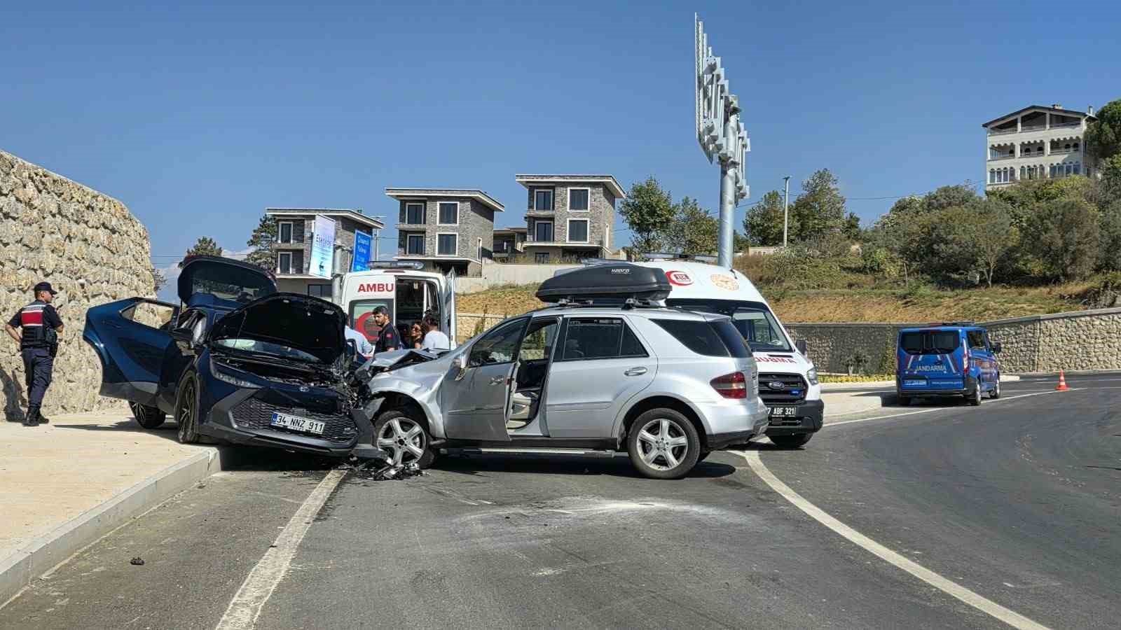 YALOVA’DA 2 OTOMOBİL ÇARPIŞTI: 4 YARALI