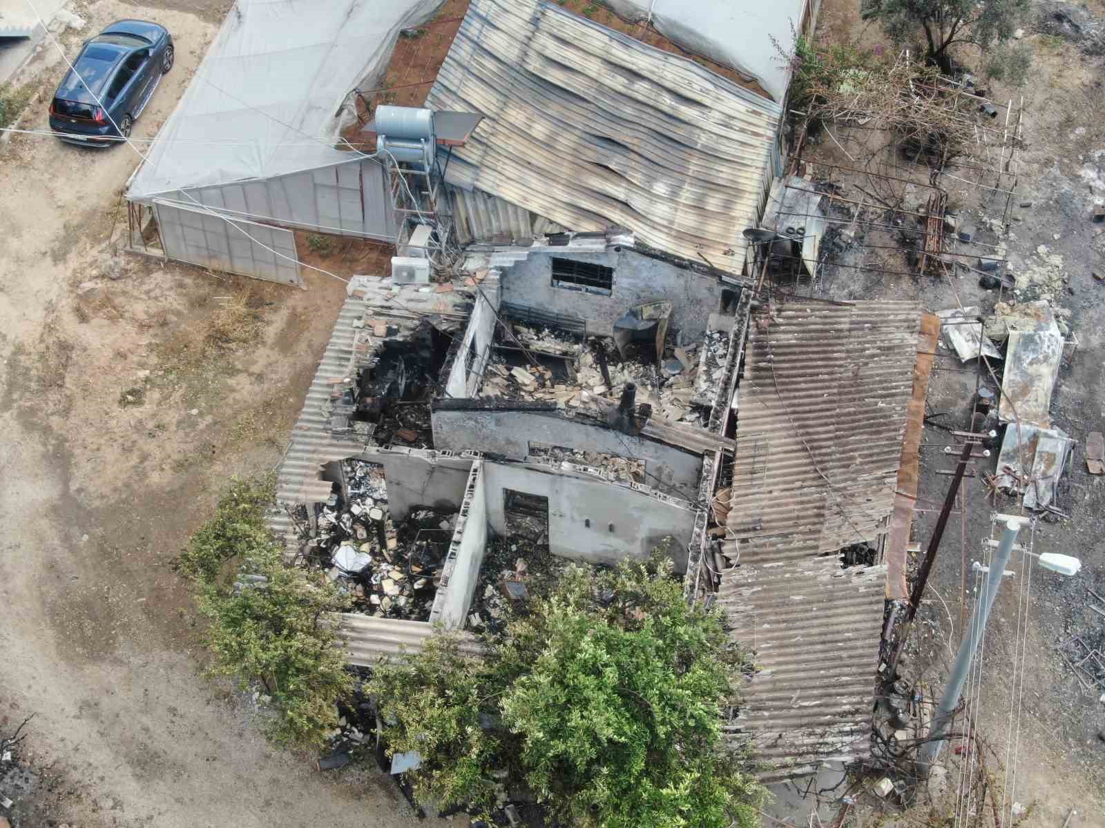 MAHALLEDEKİ YANGIN 80’LİK ÇİFTİN EVİNİ VE HATIRALARINI YAKTI
