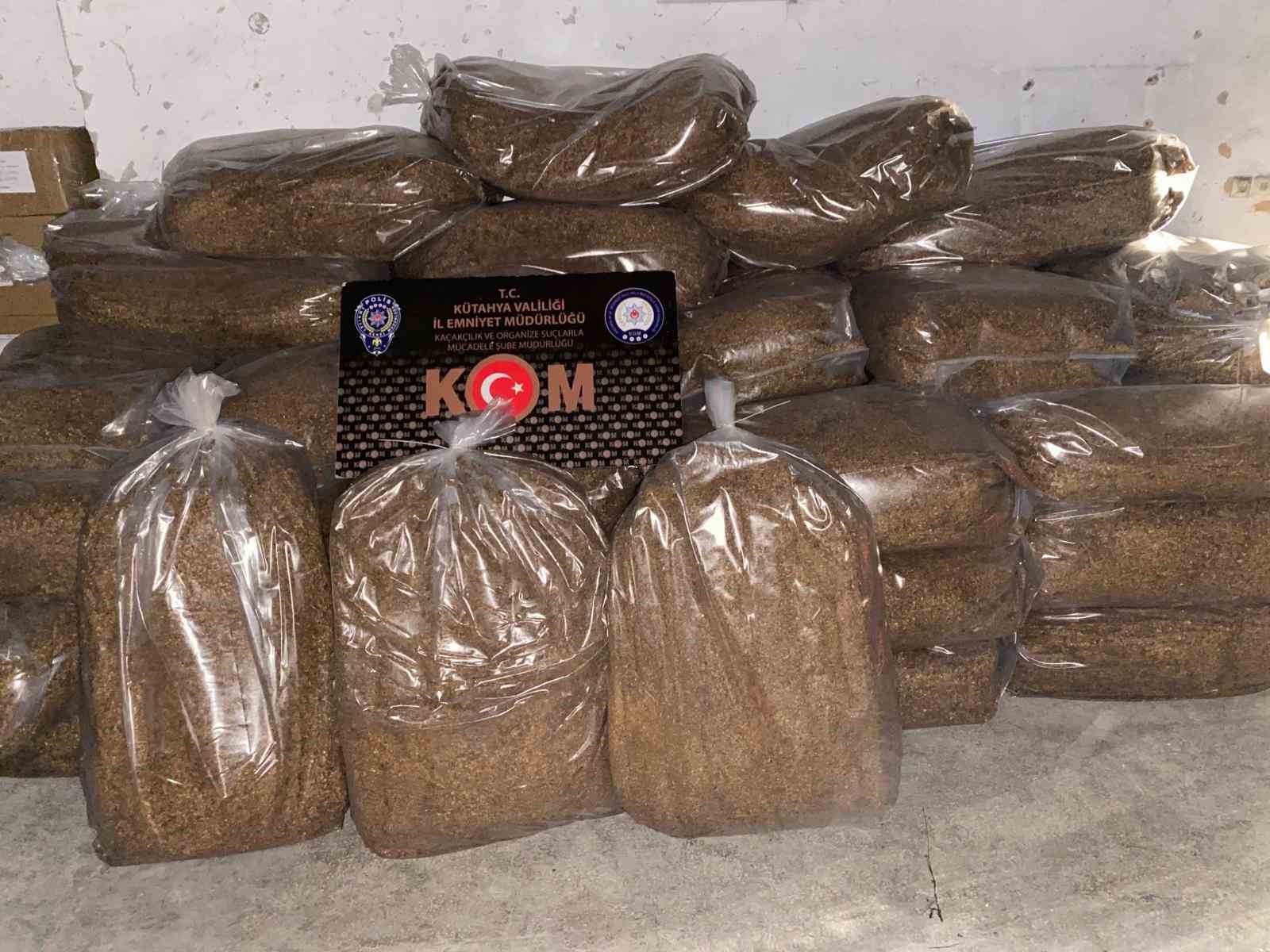 KÜTAHYA’DA 2 ARACA KAÇAKÇILIK OPERASYONU: 1 TON 716 KİLO TÜTÜN ELE GEÇİRİLDİ