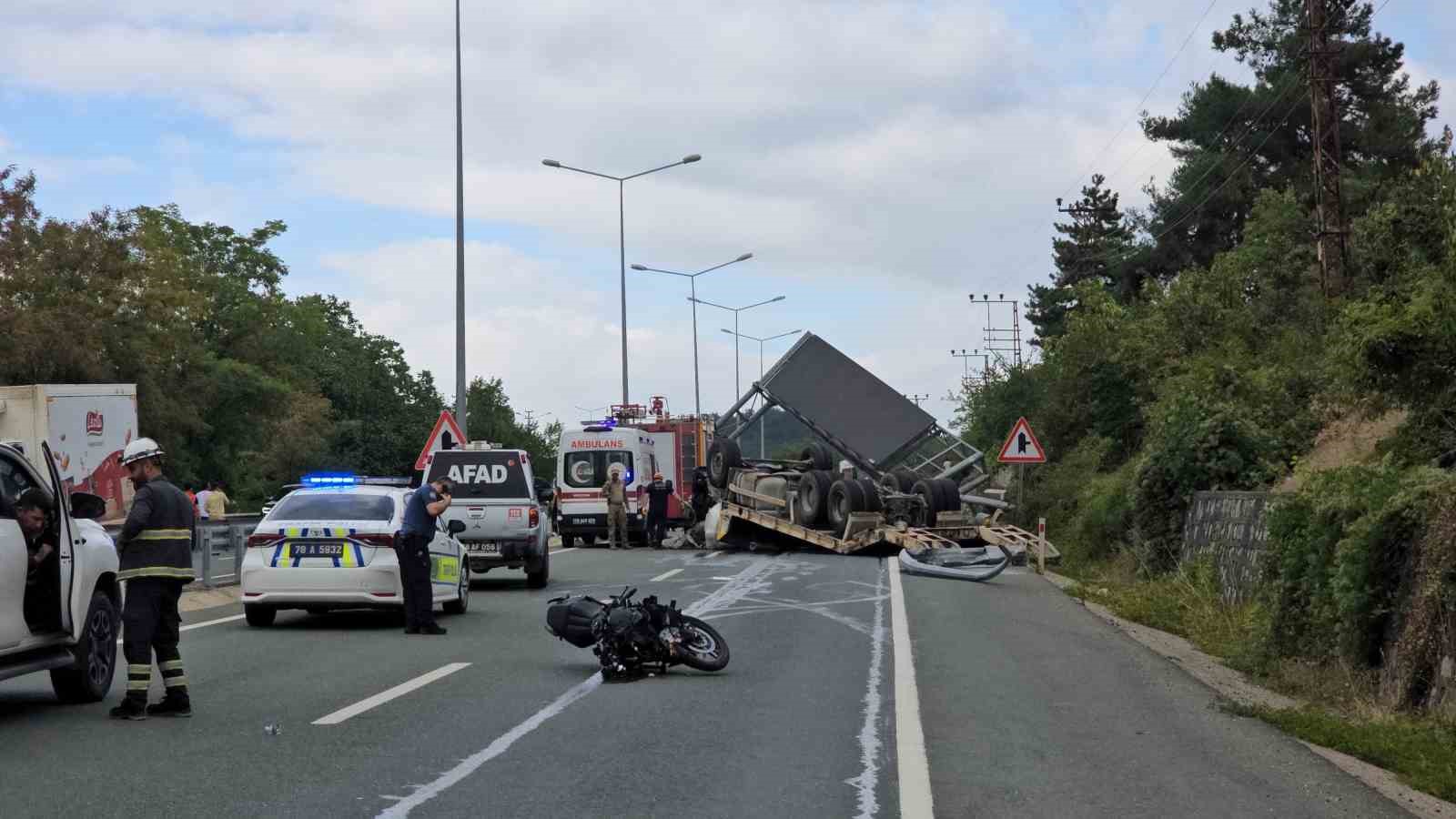 KARABÜK-BARTIN YOLUNDA FECİ KAZA: TIR DEVRİLDİ, 2 KİŞİ HAYATINI KAYBETTİ