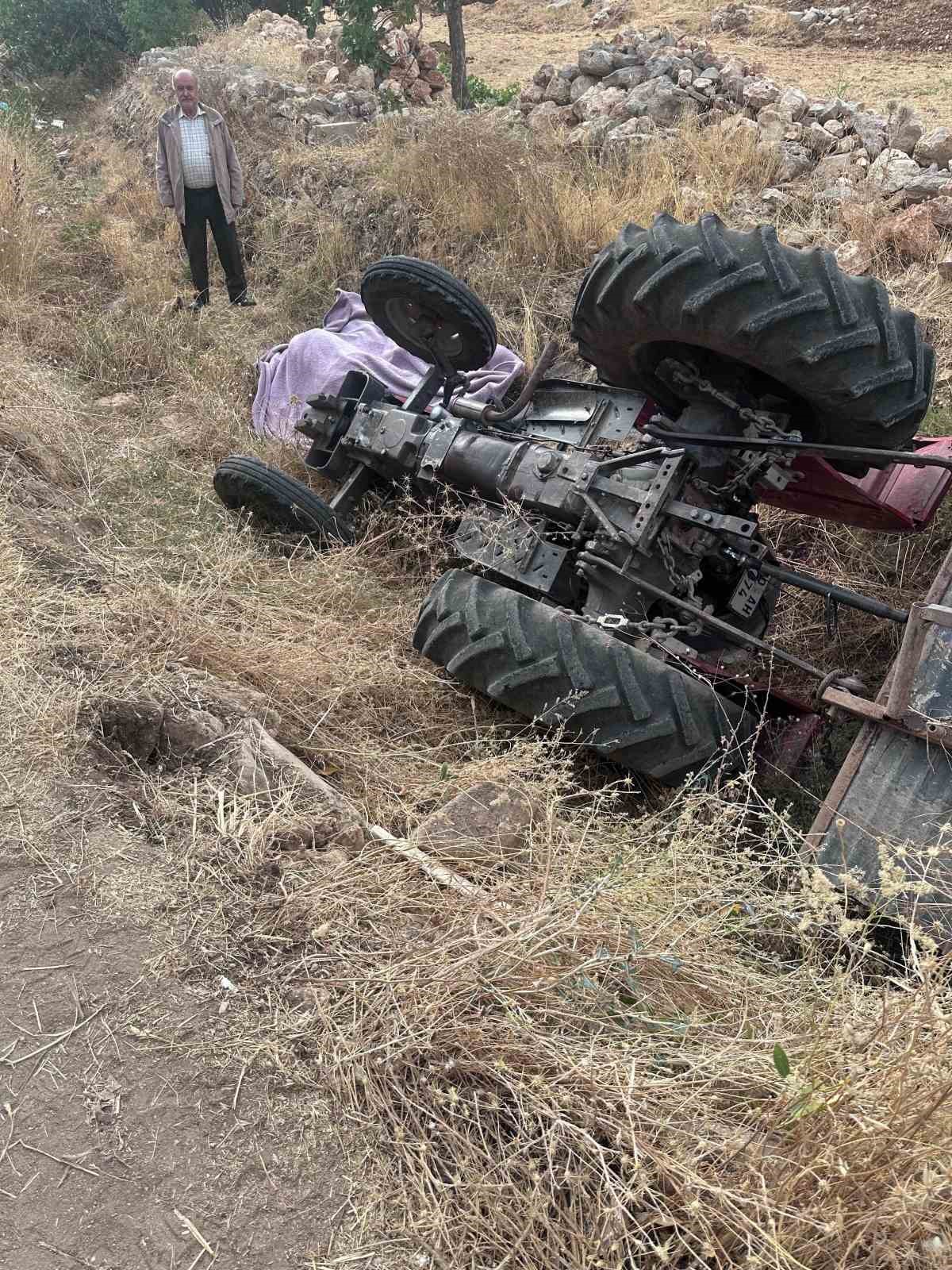 TRAKTÖR ŞARAMPOLE DEVRİLDİ: 1 ÖLÜ