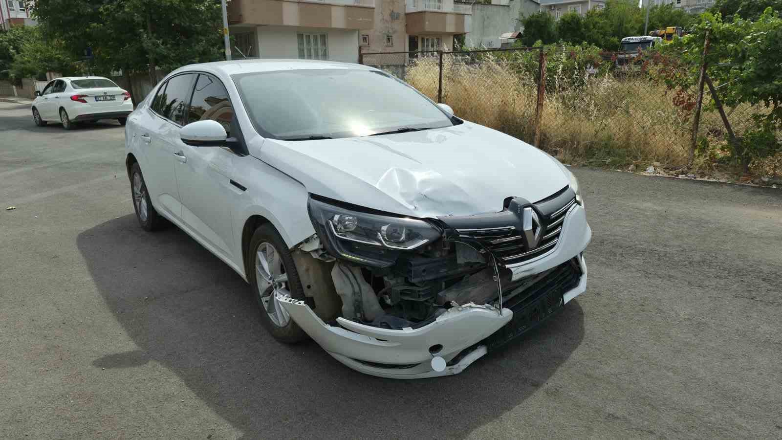 MOTOSİKLET İLE OTOMOBİL ÇARPIŞTI: 2 YARALI
