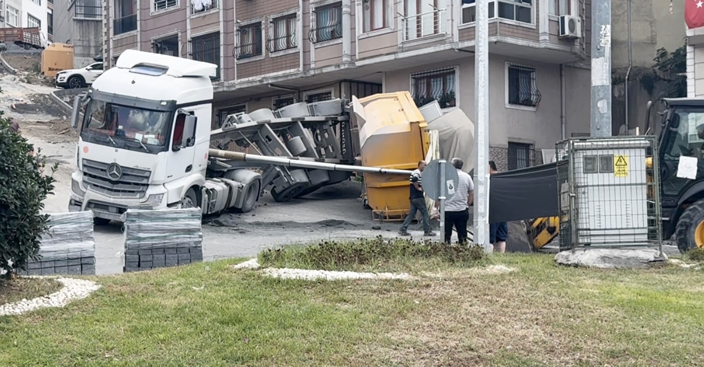 KAĞITHANE’DE KUM YÜKLÜ HAFRİYAT KAMYONUNUN DORSESİ DEVRİLDİ
