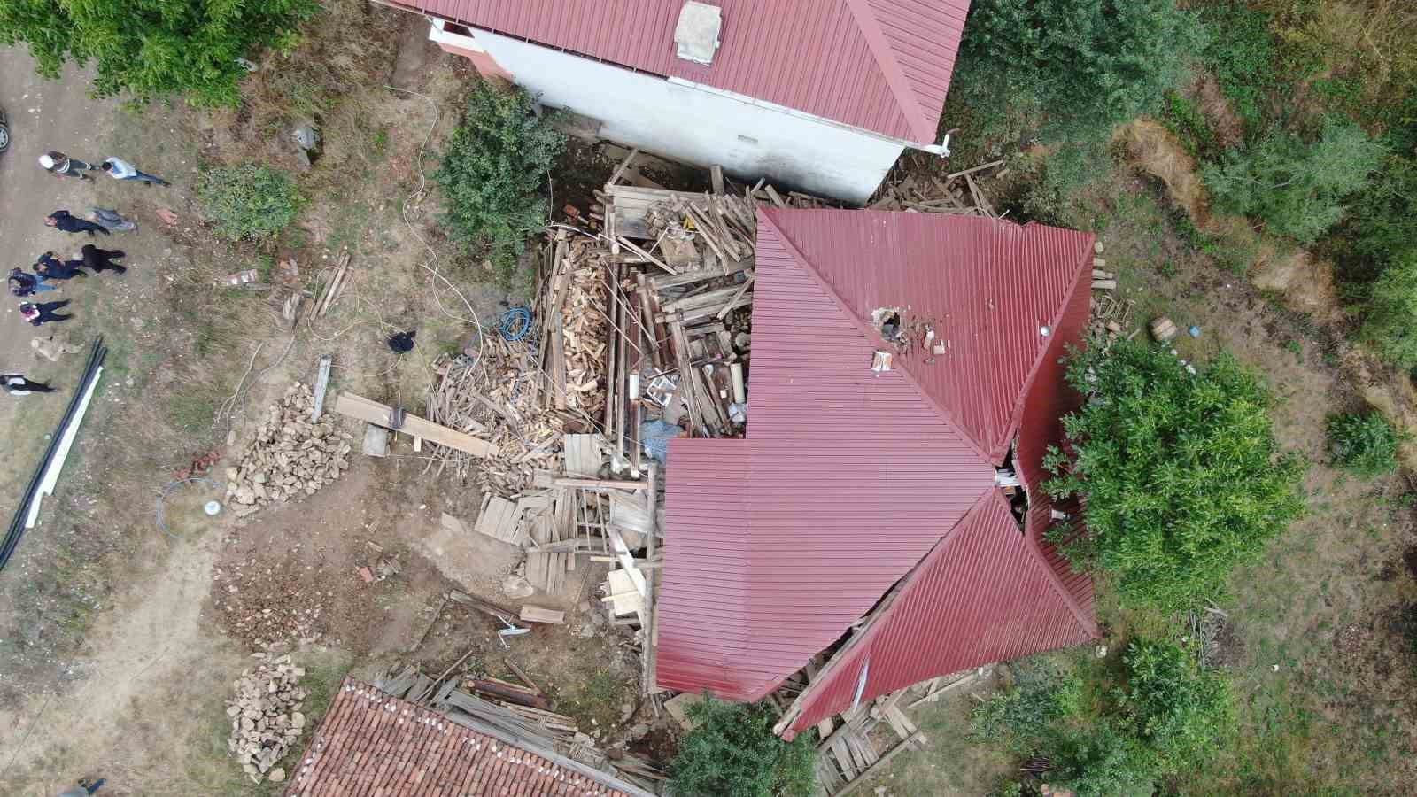 KASTAMONU’DA TADİLAT YAPILAN KÖY EVİ ÇÖKTÜ, İÇERİDE MAHSUR KALARAK YARALANAN 5 KİŞİ KURTARILDI