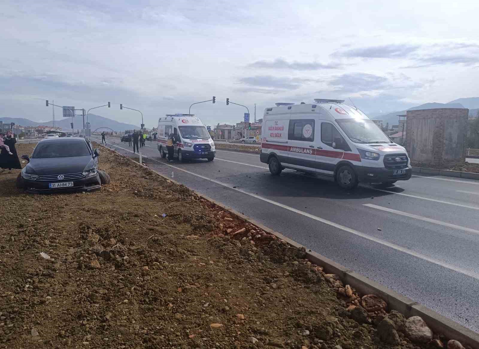 GAZİANTEP’TE 2 OTOMOBİL KAVŞAKTA ÇARPIŞTI