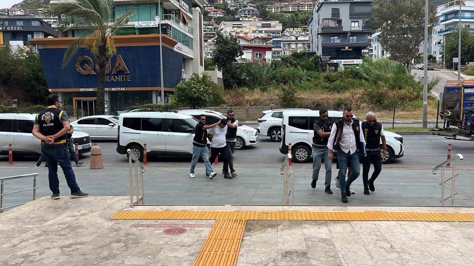 ALANYA’DA 400 BİN LİRALIK DÖVİZ BÜROSU SOYGUNUNDA 3 ŞÜPHELİ TUTUKLANDI