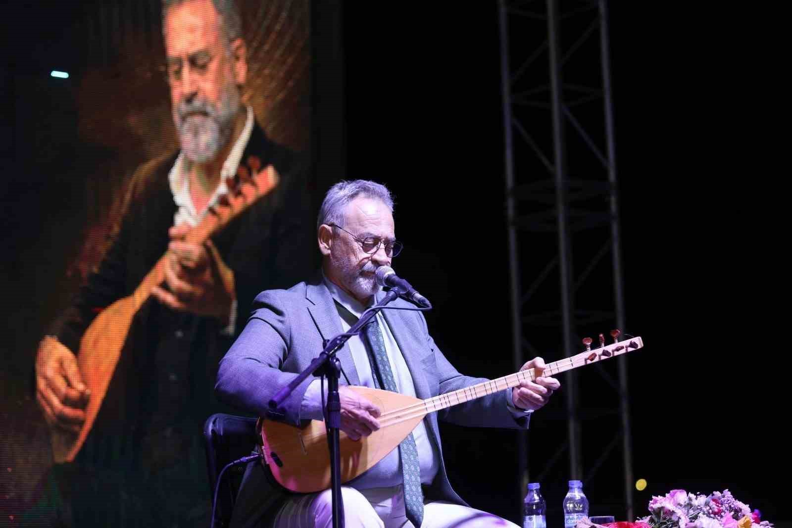 YUNUSEMRE’DE 30 AĞUSTOS COŞKUSU TOLGA ÇANDAR’IN TÜRKÜLERİYLE TAÇLANDI