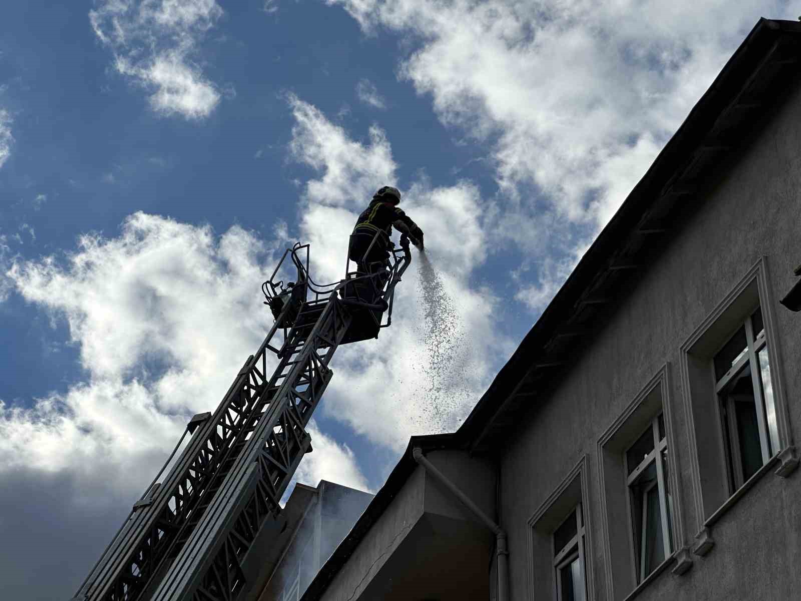 UŞAK’TA İKİ KATLI BİNANIN ÇATI KATINDA ÇIKAN YANGIN SÖNDÜRÜLDÜ