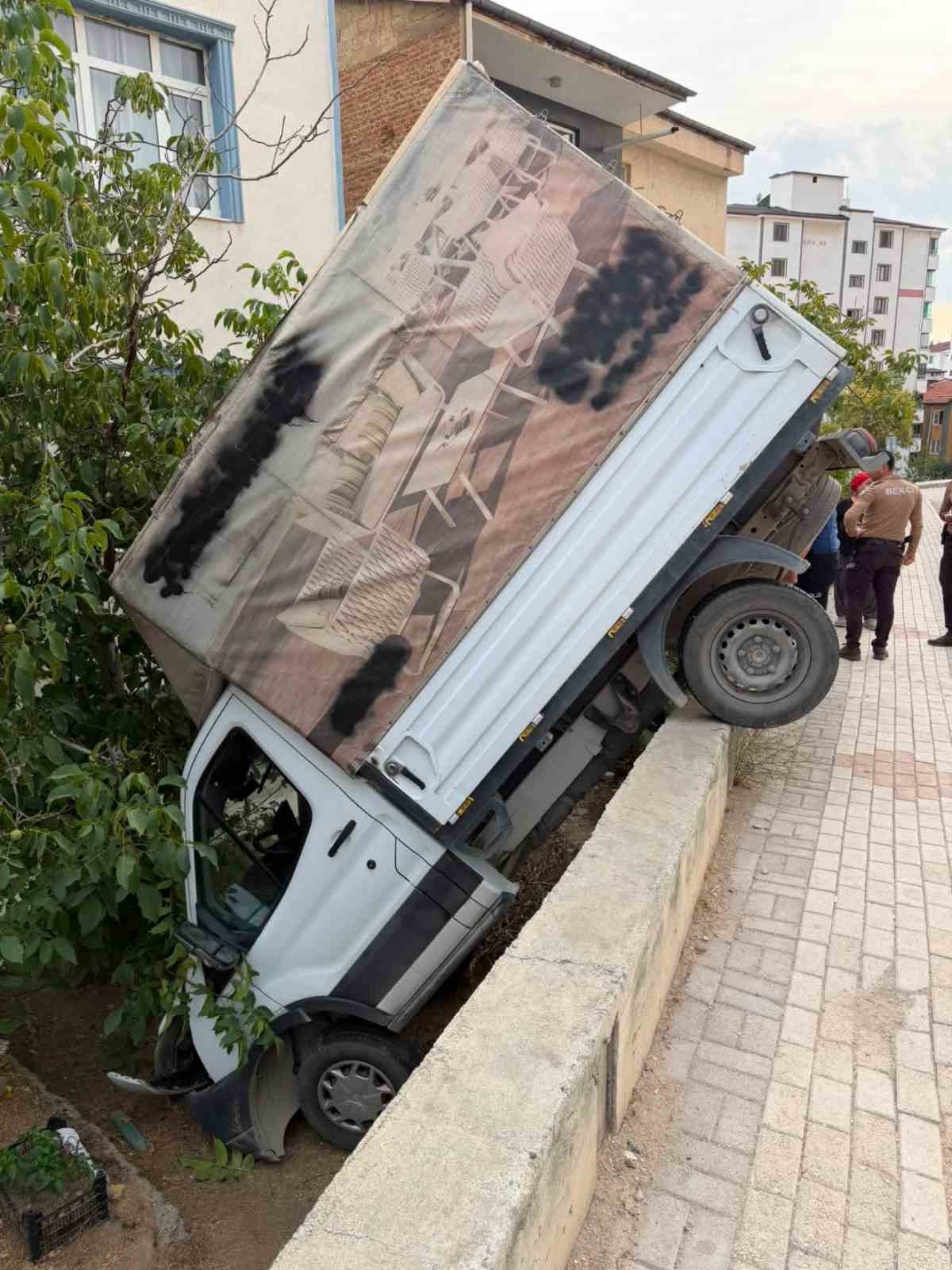 KAMYONET BAHÇEYE UÇTU: 1 YARALI