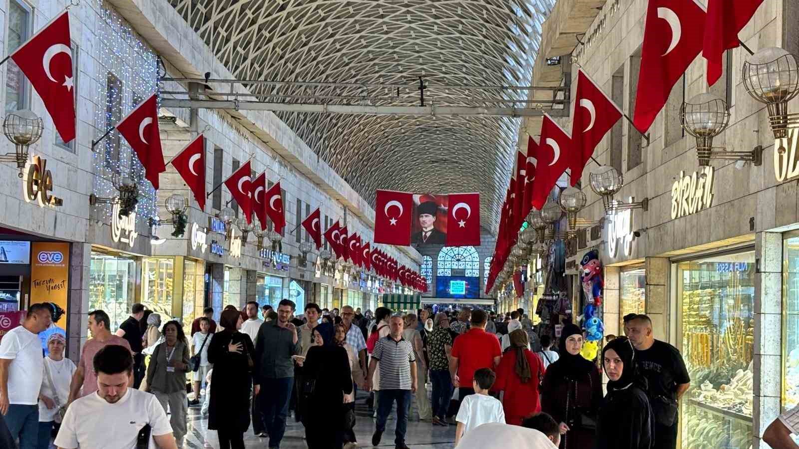 BURSA’DA TARİHİ KAPALI ÇARŞI TÜRK BAYRAKLARIYLA DONATILDI