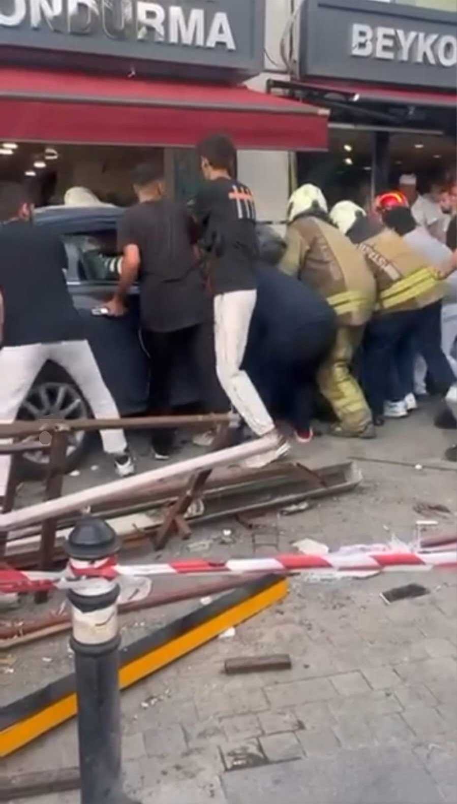 BEYKOZ’DA KONTROLDEN ÇIKAN OTOMOBİL YAYALARA VE DÜKKANA ÇARPTI: 6 YARALI