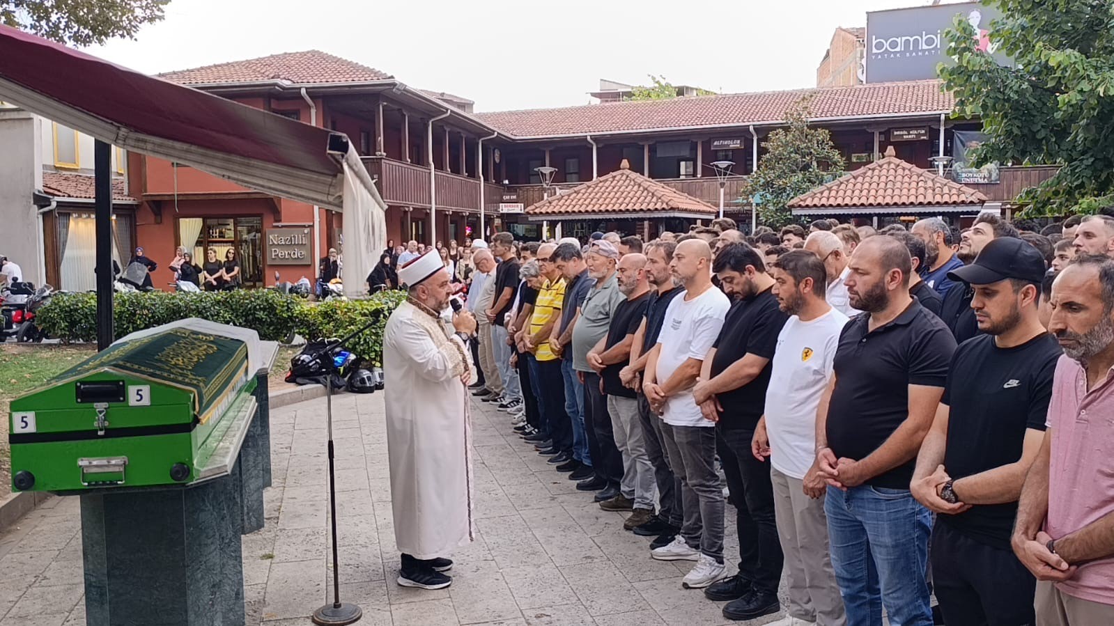 ÜNİVERSİTE HAYALİ YARIM KALDI: ARKADAŞLARI TABUTUNU OMUZLADI