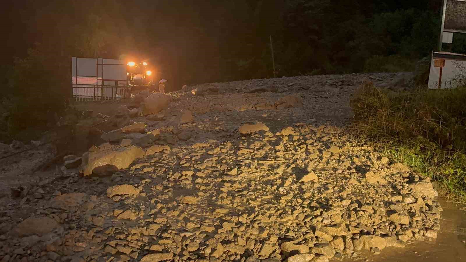 TRABZON’DA AŞIRI YAĞIŞ DEREYİ TAŞIRDI, YOL ULAŞIMA KAPANDI