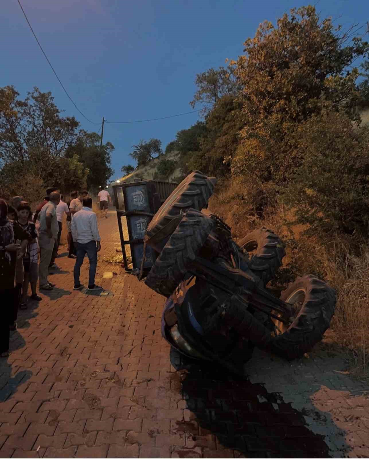 SİİRT’TE TRAKTÖR DEVRİLDİ: 5 YARALI