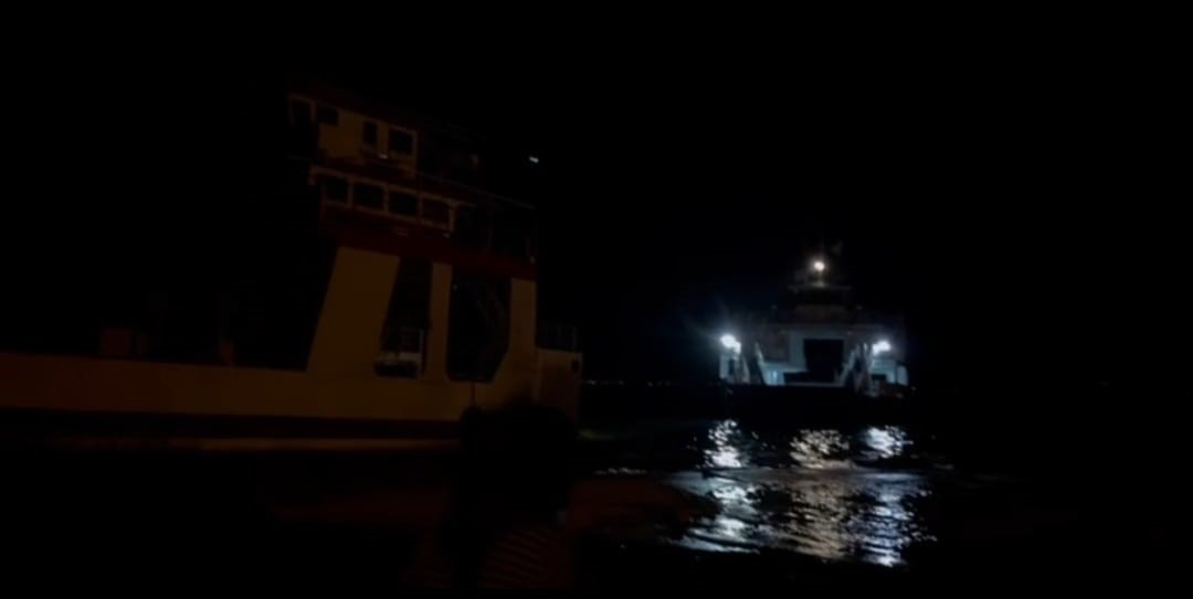 FIRTINA FERİBOTU SÜRÜKLEDİ: YOLCULAR BAŞKA FERİBOTA TAHLİYE EDİLDİ