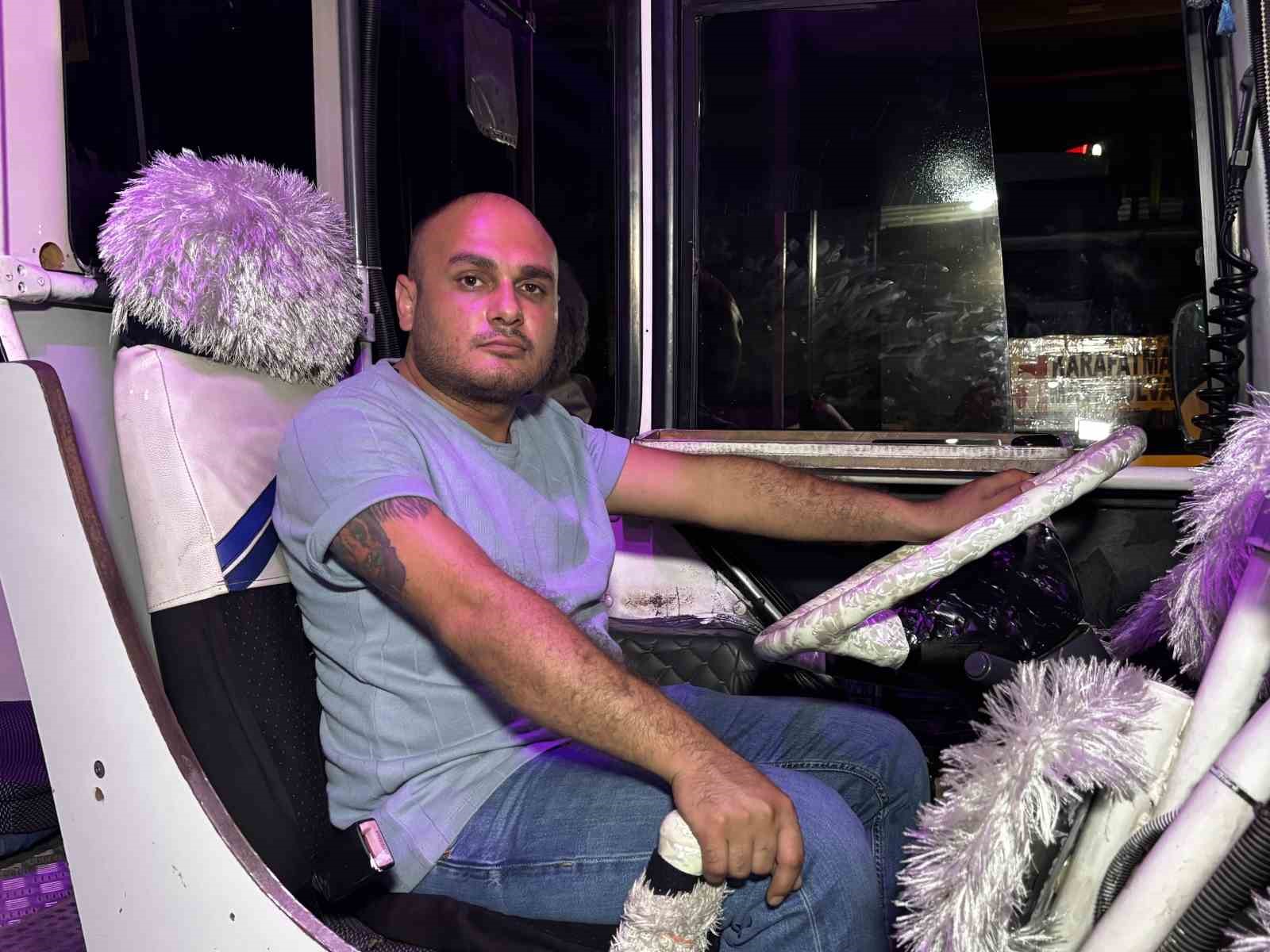 ADANA’DA AMBULANS VE OTOBÜS SÜRÜCÜLERİ ARASINDA "YOL VERME" KAVGASI
