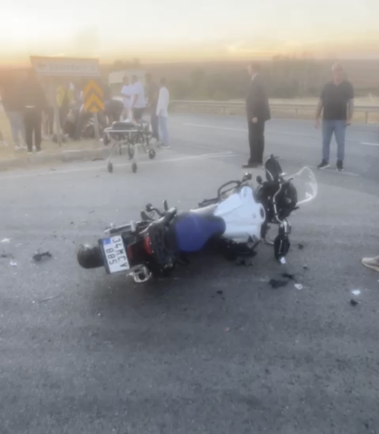 LÜLEBURGAZ-BABAESKİ YOLUNDA MOTOSİKLET OTOMOBİLE ÇARPTI: 1 AĞIR YARALI