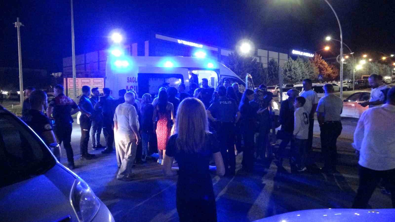 MALATYA’DA HALAYDA "ELİNİ TUTTUN" KAVGASI: 3 YARALI