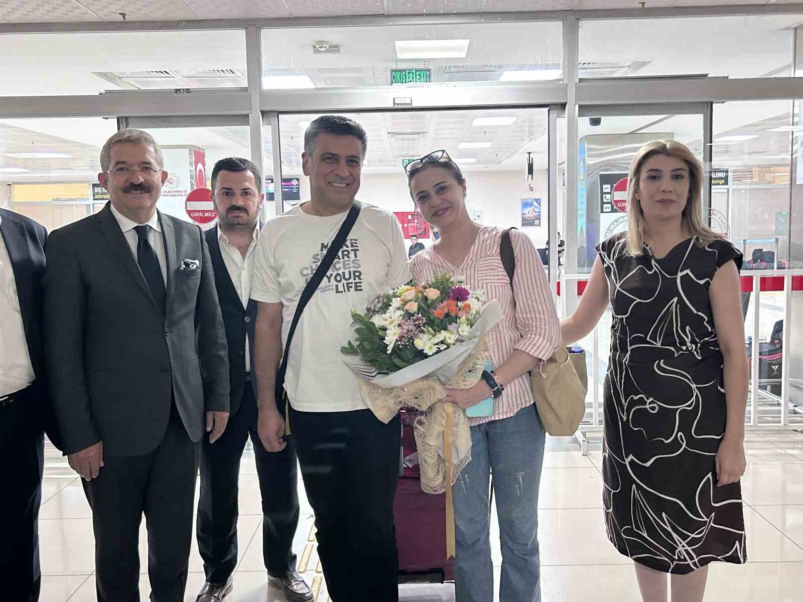 TAHRAN’DAN VAN’A DİREKT UÇUŞLAR BAŞLADI: İLK TURİST KAFİLESİ ÇİÇEKLERLE KARŞILANDI