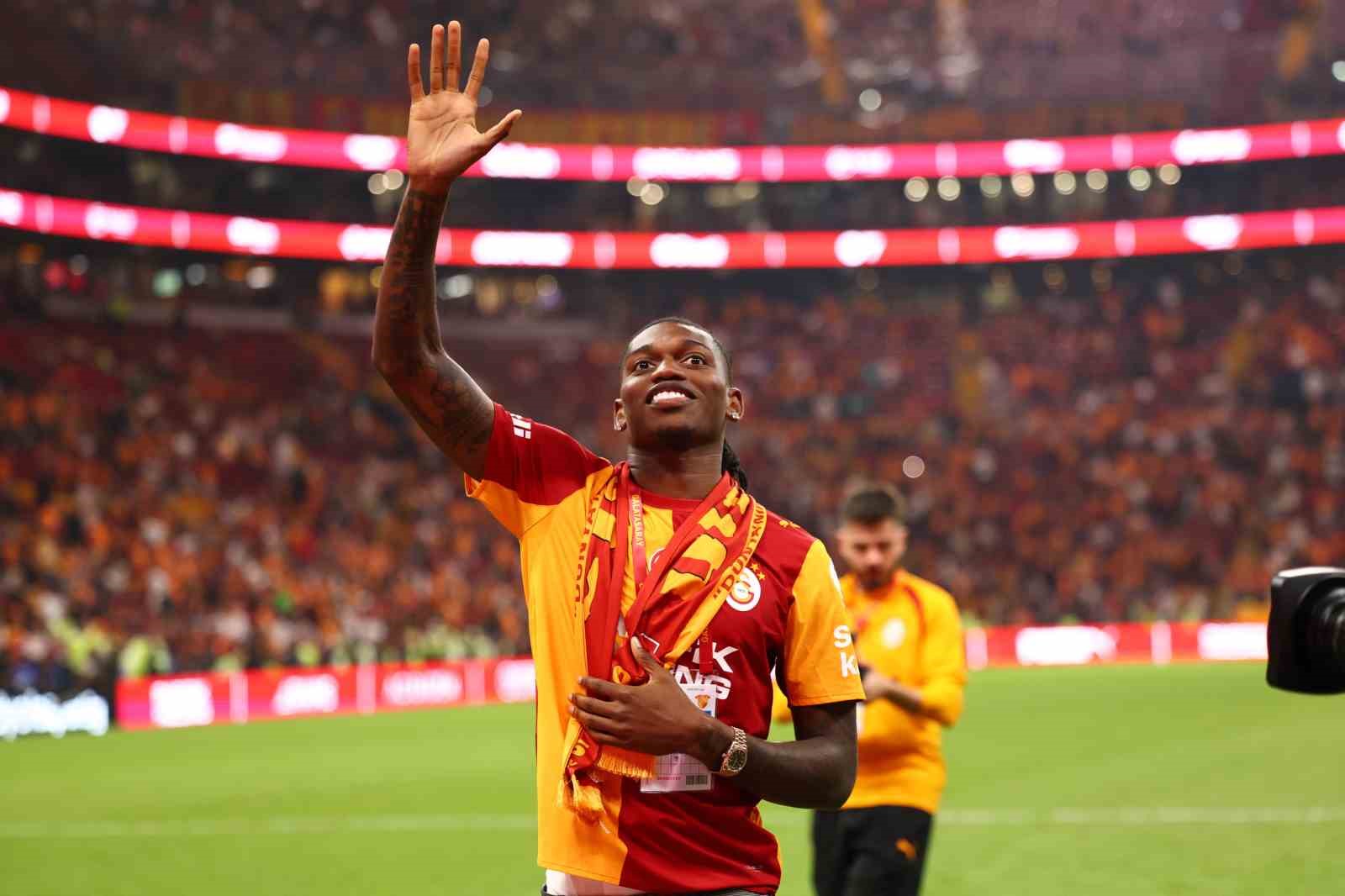 RAFAEL LEAO, GALATASARAY-GÖZTEPE KARŞILAŞMASININ ARDINDAN SAHAYA İNEREK TARAFTARLARI SELAMLADI