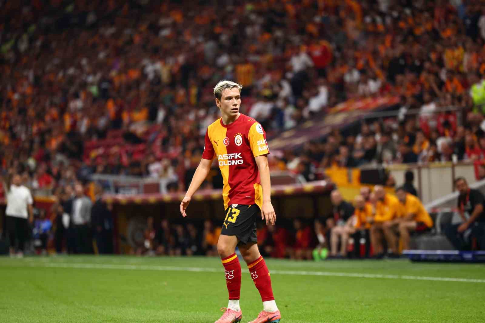 ALEKSEY BATRAKOV, SARI-KIRMIZILI FORMAYLA İLK RESMİ MAÇINA ÇIKTI