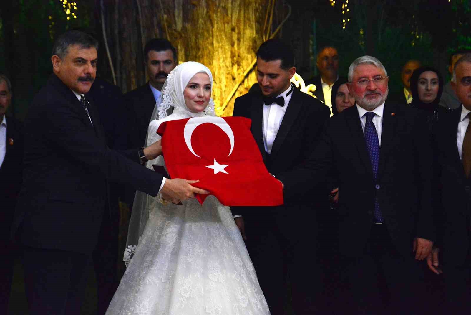 İÇİŞLERİ BAKANI ÇİFTÇİ, AK PARTİ ÇORUM İL BAŞKANI’NIN OĞLUNUN DÜĞÜNÜNE KATILDI