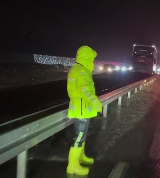 ERZİNCAN-SİVAS KARA YOLU HEYELAN SONRASI YENİDEN ULAŞIMA AÇILDI