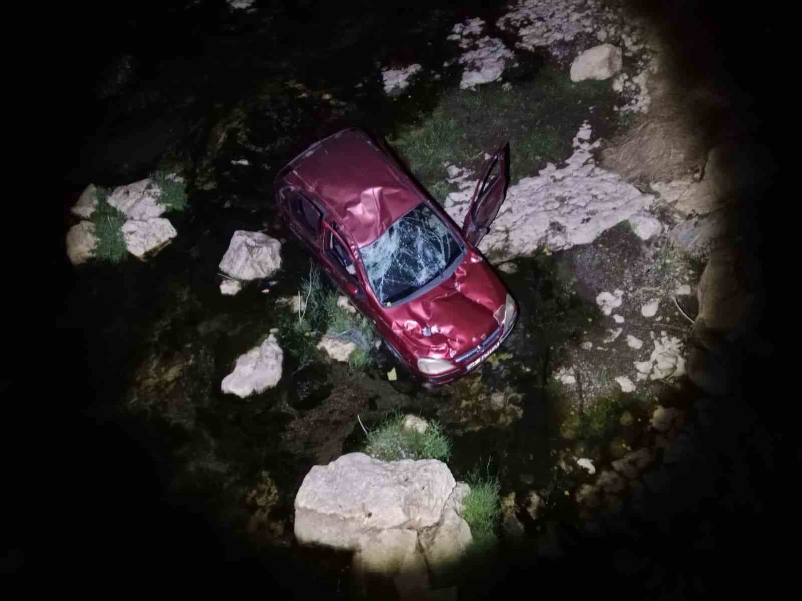 KASTAMONU’DA OTOMOBİL ÇAYA UÇTU: 4 YARALI