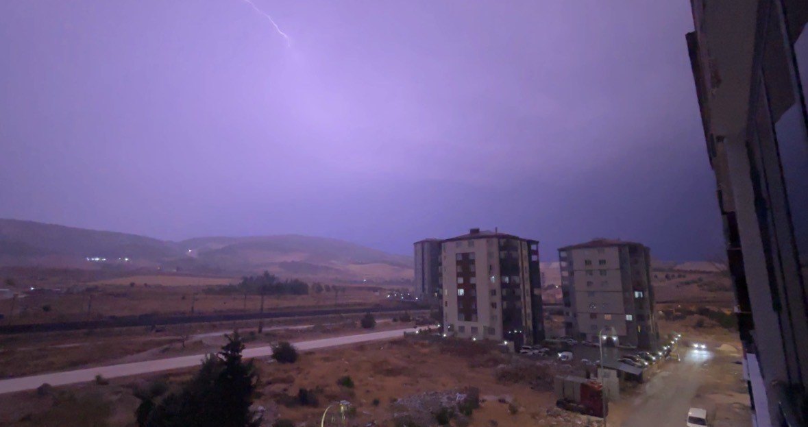 GAZİANTEP’TE ‘ŞİMŞEK FIRTINASI’ GECEYİ GÜNDÜZE ÇEVİRDİ
