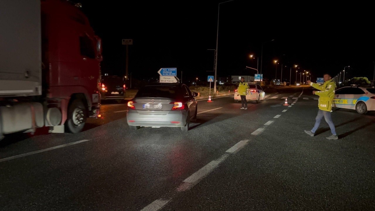 HEYELANDAN KAPANAN ERZİNCAN-SİVAS KARA YOLU YENİDEN ULAŞIMA AÇILDI