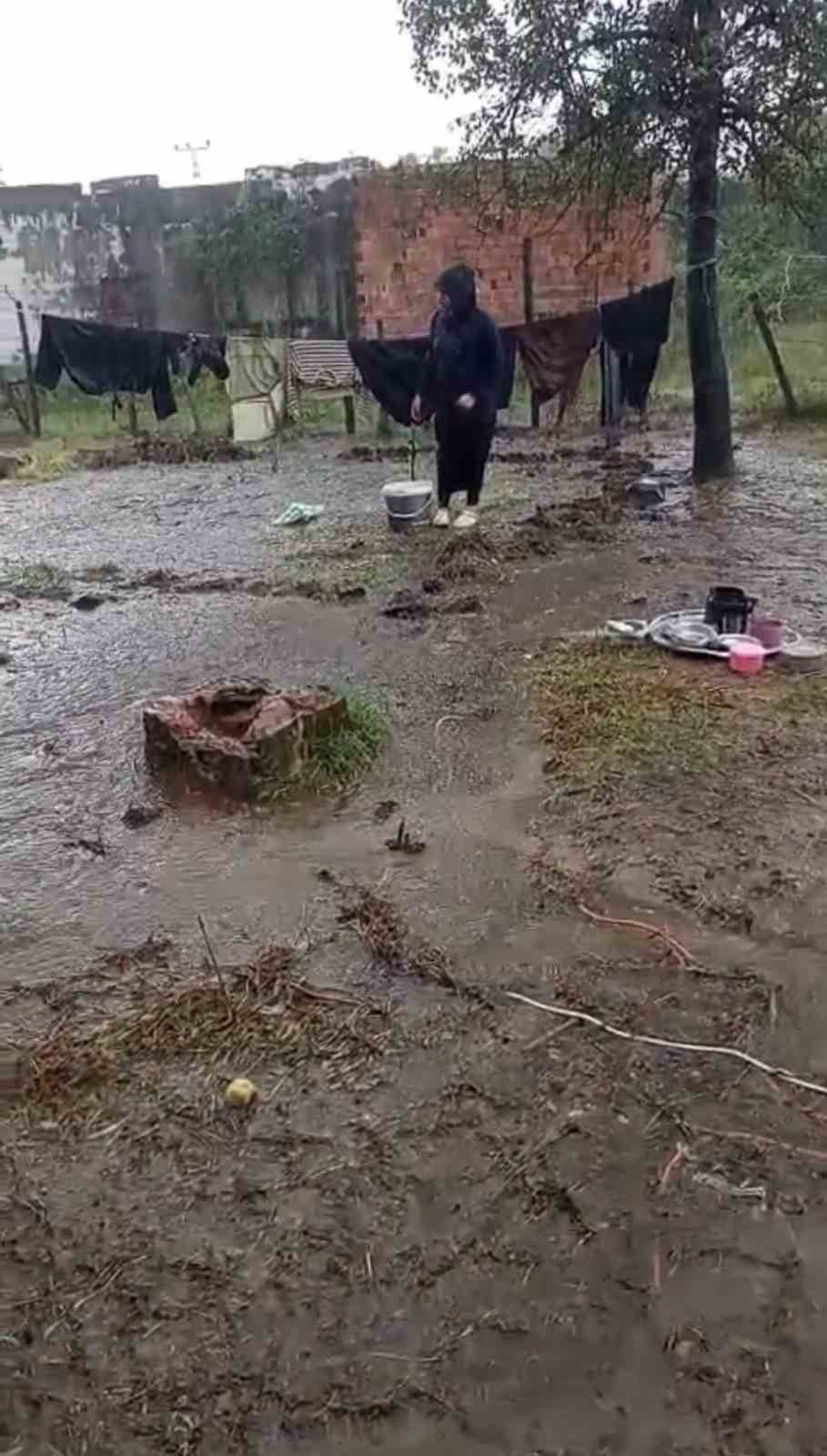 SAMSUN’A GİDEN FINDIK İŞÇİLERİNİ YAĞMUR VURDU