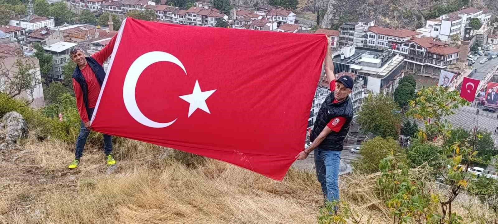 AMASYA’DA 30 AĞUSTOS COŞKUSU: İKİ VATANDAŞ ZİRVEDE BAYRAK AÇTI