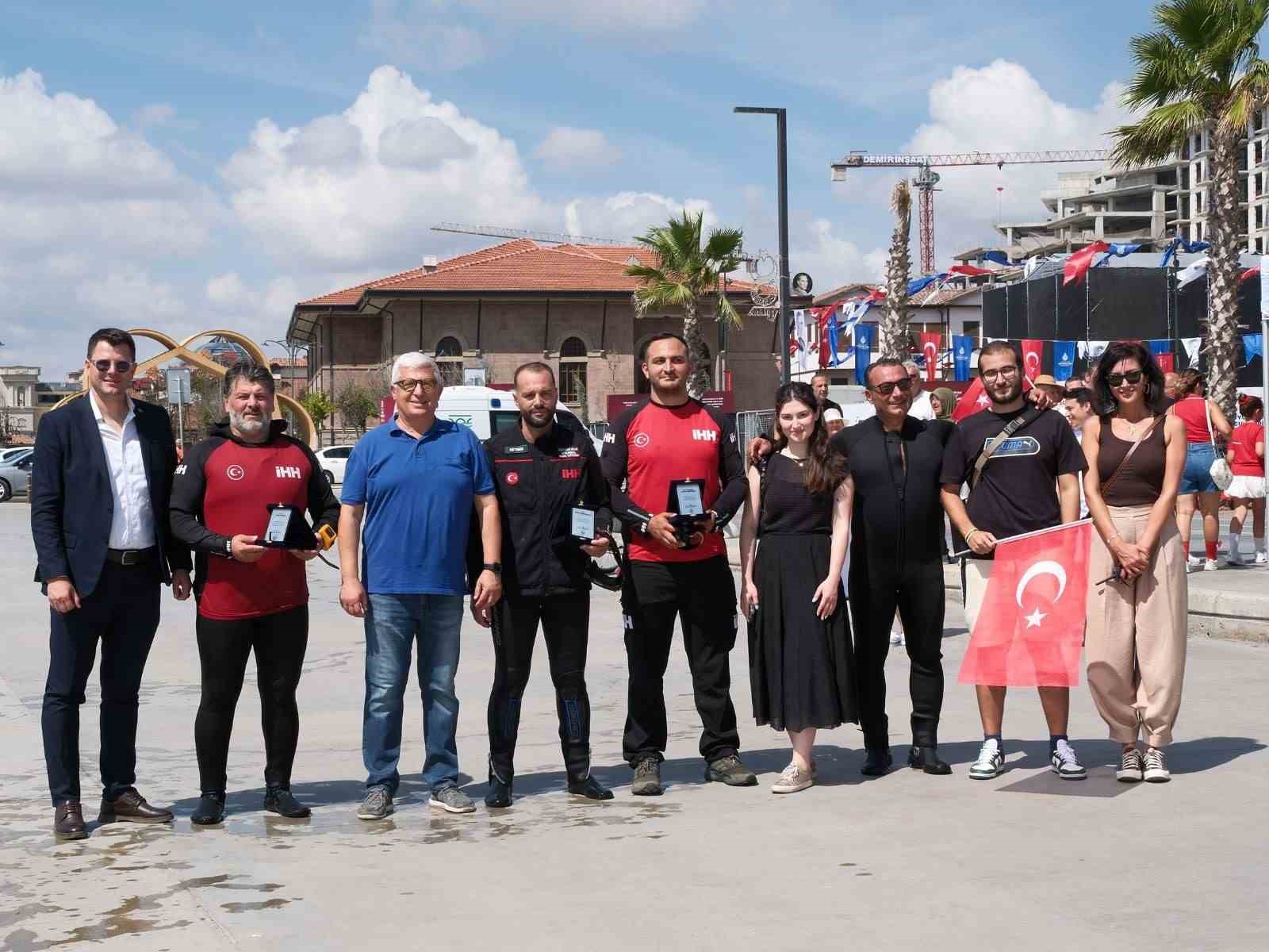 BÜYÜKÇEKMECE’DE DENİZDE 660 METREKARELİK TÜRK BAYRAĞI AÇILDI