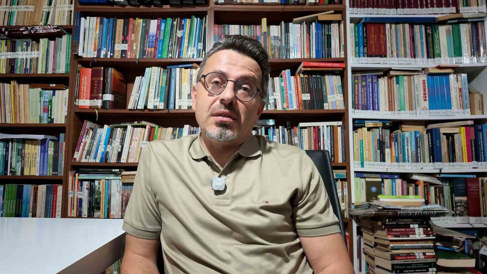 PROF. DR. RESUL YAVUZ: "YUNAN 1. ORDUSU DALGA BEKLERKEN TSUNAMİYLE KARŞILAŞTI"