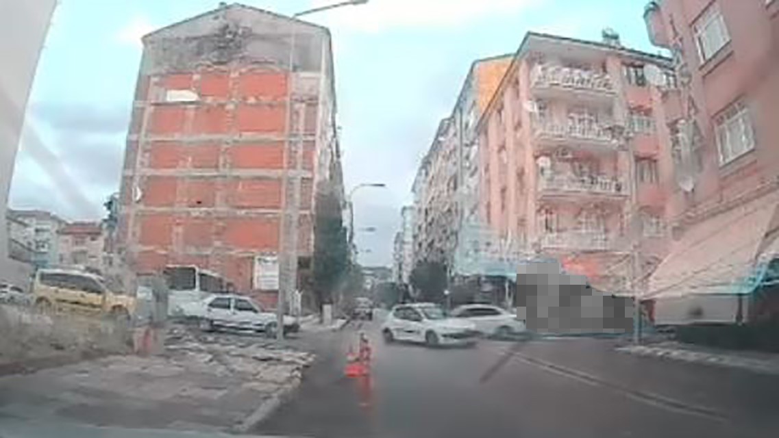 ELAZIĞ’DA İKİ OTOMOBİL ÇARPIŞTI: KAZA ANI KAMERADA