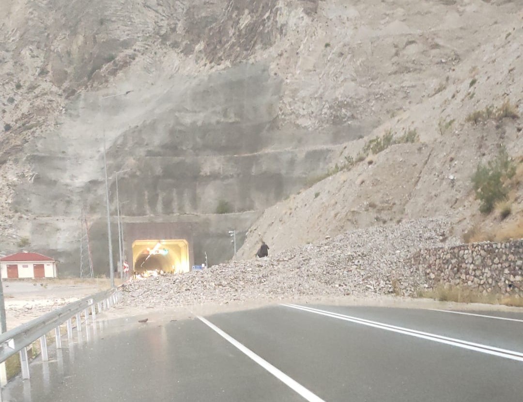 OLTU-ARTVİN YOLU SAĞANAK NEDENİYLE TRAFİĞE KAPANDI