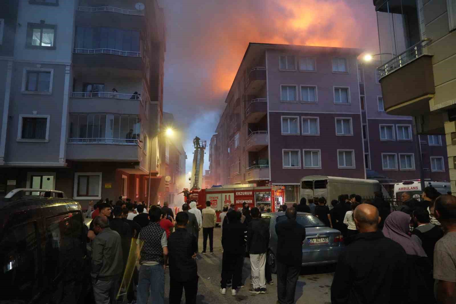 ERZURUM’DA KORKUTAN ÇATI YANGINI