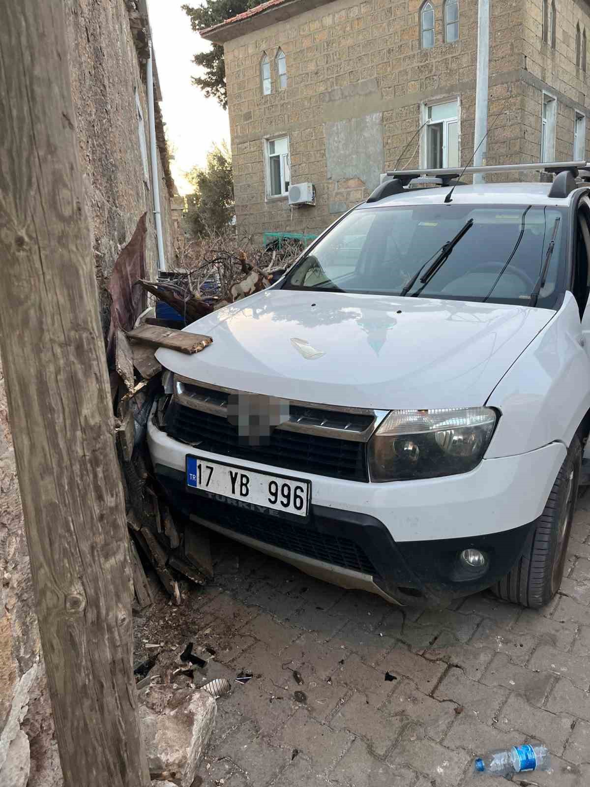 ÇANAKKALE’DE DUVARA ÇARPAN ARACIN SÜRÜCÜSÜ HAYATINI KAYBETTİ