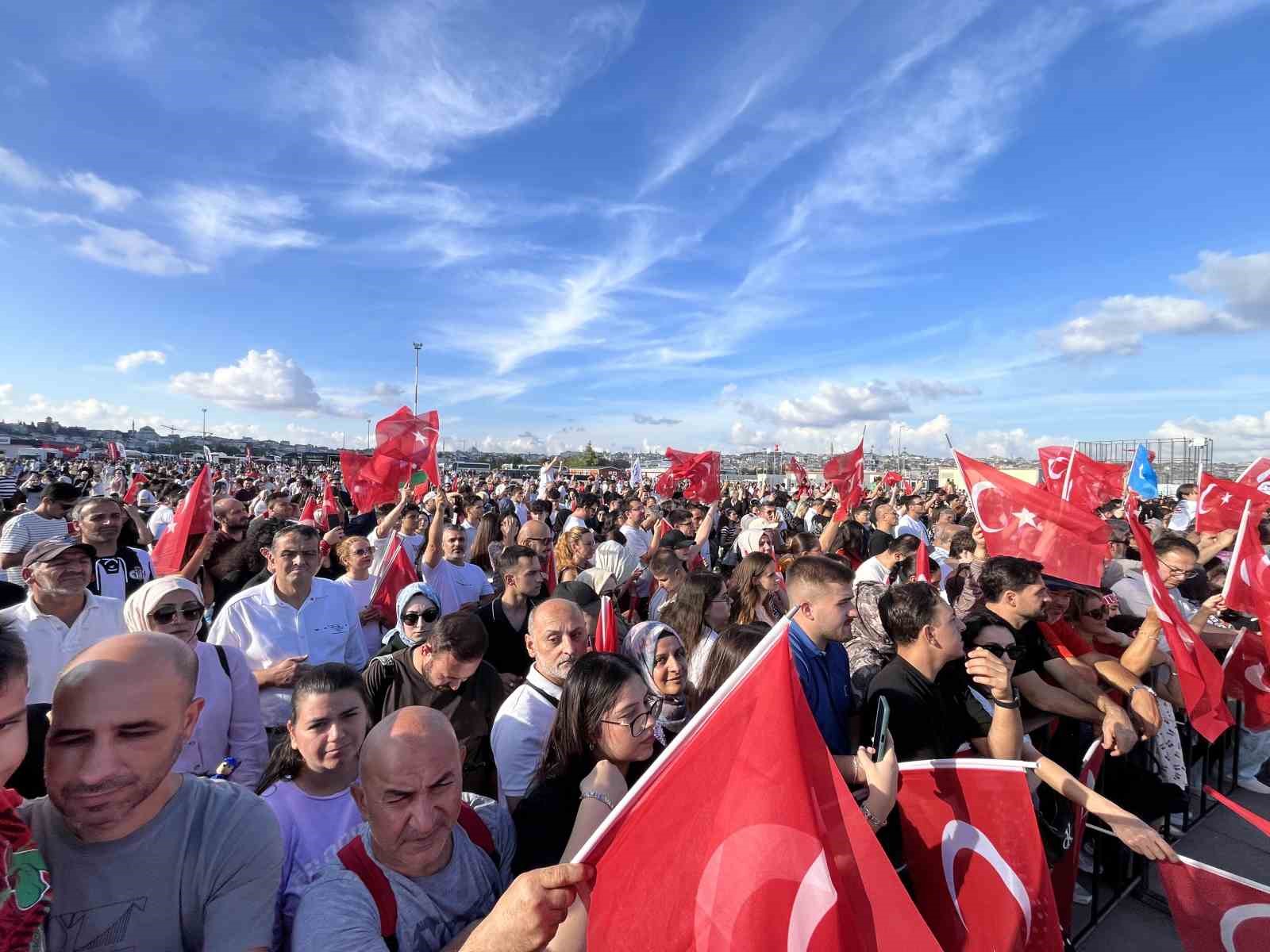 SOLOTÜRK’TEN ZAFER BAYRAMI İÇİN İSTANBUL’DA NEFES KESEN GÖSTERİ