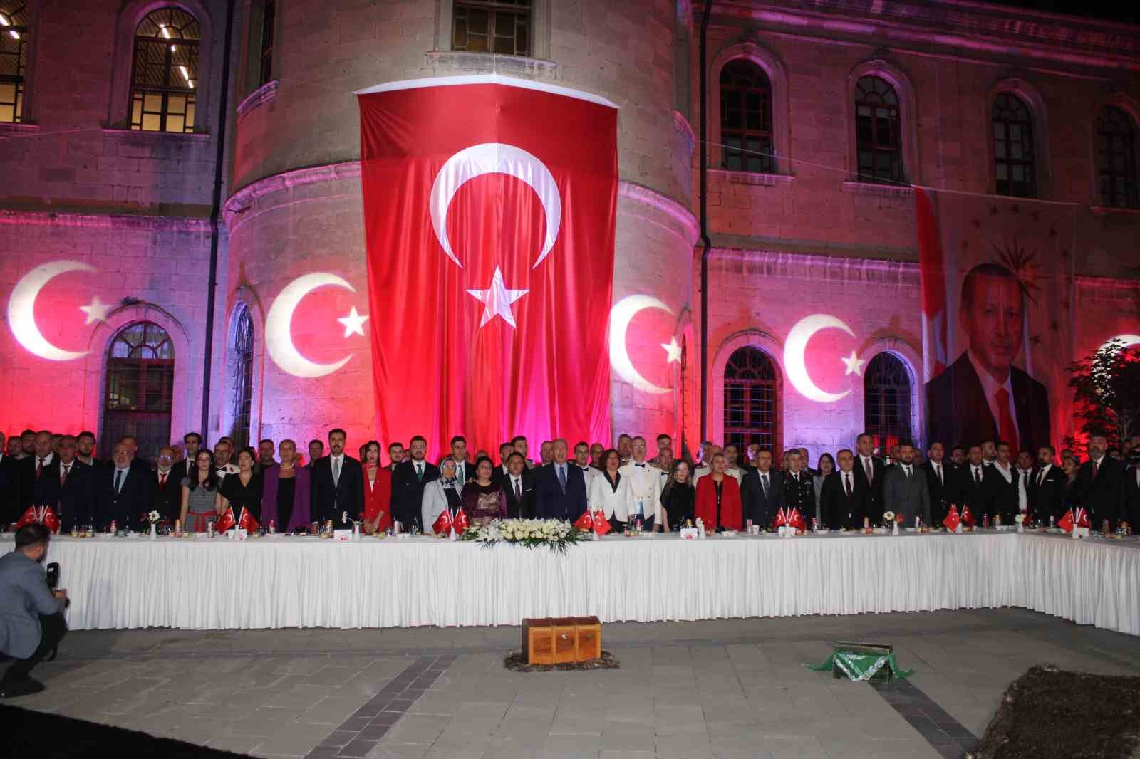 VALİ ÇİÇEK: "BİZ TEHDİT EDİLEBİLECEK BİR DEVLET DEĞİLİZ"