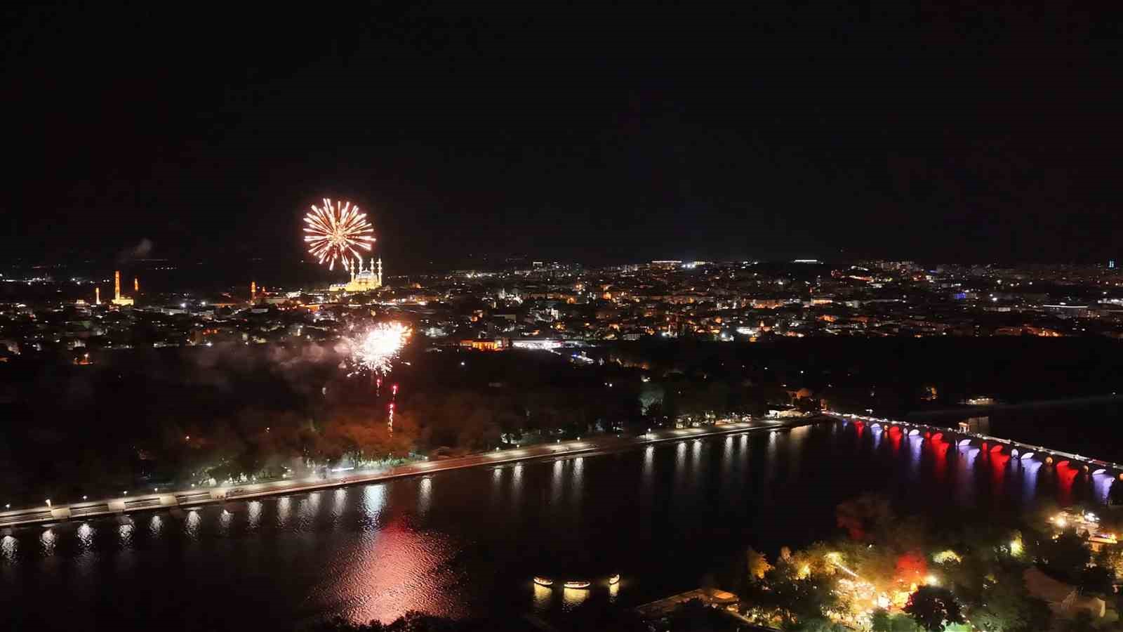 EDİRNE’DE 30 AĞUSTOS ZAFER BAYRAMI RESEPSİYONU: MERİÇ NEHRİ’NDE HAVAİ FİŞEK GÖSTERİSİ