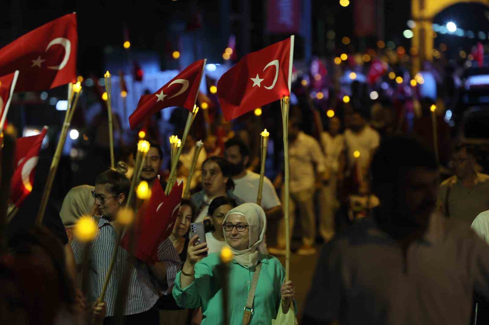 ZAFER BAYRAMI’NDA İZMİT SOKAKLARI FENER ALAYIYLA AYDINLANDI