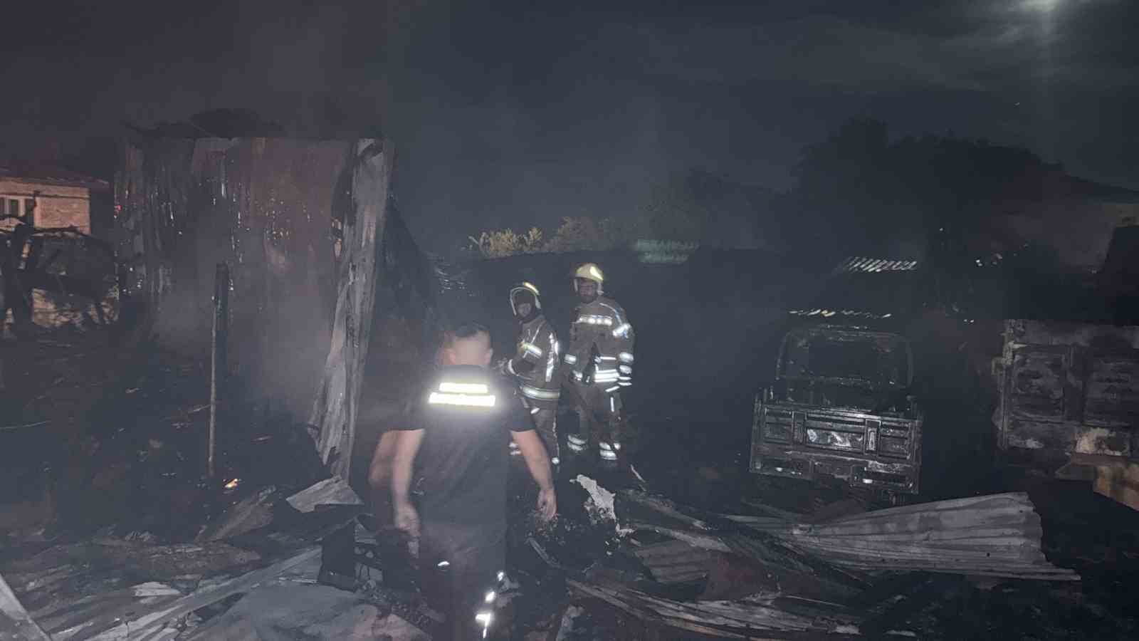BURSA’DA SAMANLIKTA BAŞLAYAN YANGIN EVE SIÇRADI