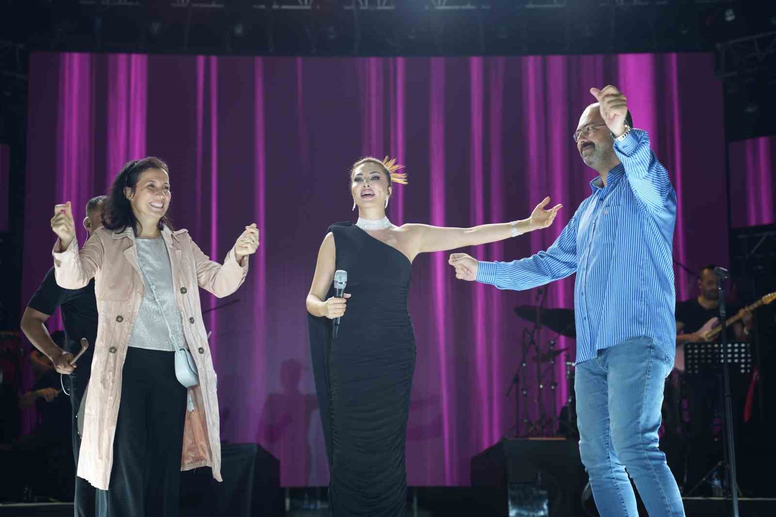 ZAFER BAYRAMI VE FESTİVAL COŞKUSU BİR ARADA YAŞATILDI: EBRU YAŞAR KULAKLARIN PASINI SİLDİ